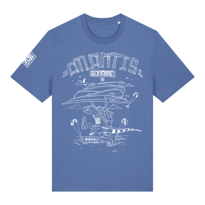 Blauw Atlantis Kitebeach T-shirt met leguaan die met een stapel surfboards op het strand van Bonaire loopt