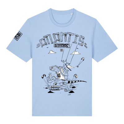 Licht blauw Bonaire Kitesurf T-shirt met een leguaan die met een kite in zijn hand op Atlantis kitebeach loopt