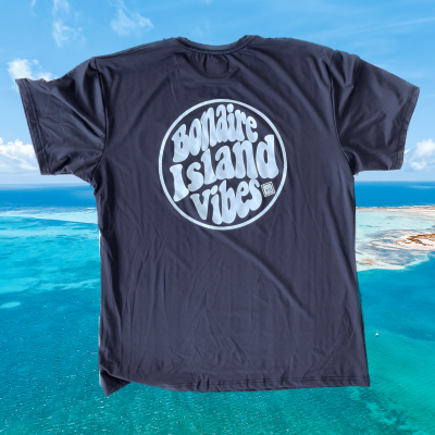 Zwart lycra zwemshirt met witte 'Bonaire Island Vibes' print.