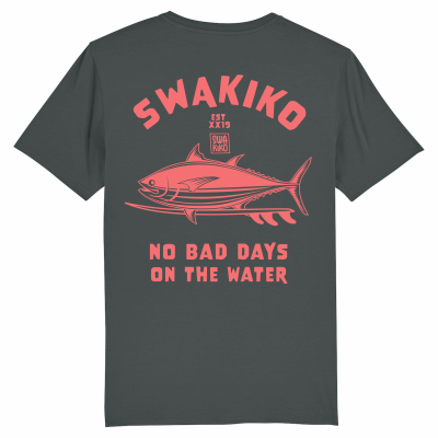 Antraciet T-shirt met een origineel roodkleurig design van een tonijn op een surfboard en de tekst: 'No bad days on the Wate