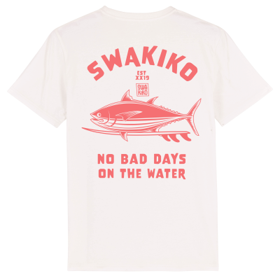 Wit T-shirt met een origineel roodkleurig design van een tonijn op een surfboard en de tekst: 'No bad days on the Water'