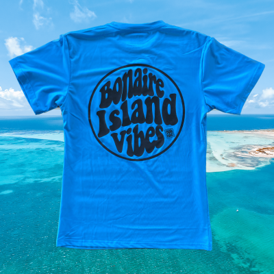 Licht blauw lycra zwemshirt met zwarte 'Bonaire Island Vibes' print.