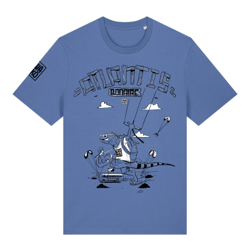 Blauw Bonaire Kitesurf T-shirt met een leguaan die met een kite in zijn hand op Atlantis kitebeach loopt