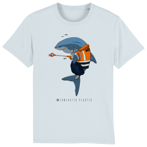 Blauw T-shirt met design van een haai die de zee schoonmaakt met een knijpstok: Cleaning Shark
