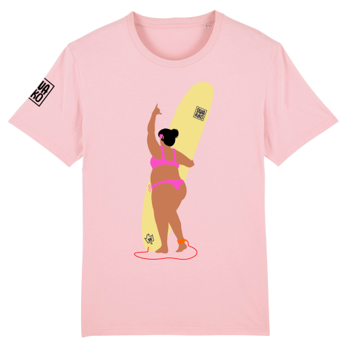 Roze Surf T-shirt met kleuren design van een dame in bikini met haar longboard, die het shaka gebaar maakt met haar hand