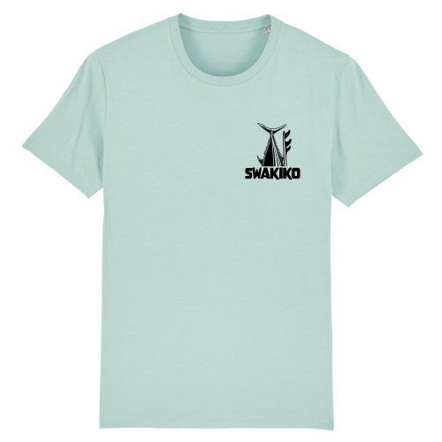 Turquoise Bonaire T-shirt met Swakiko borstlogo en de staart van een tonijn naast een surfboard