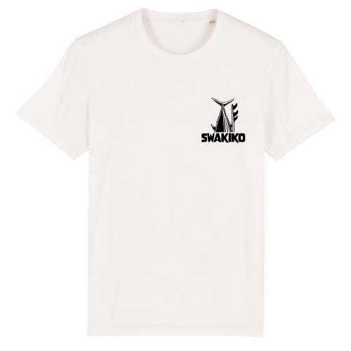 Wit Bonaire T-shirt met Swakiko borstlogo en de staart van een tonijn naast een surfboard